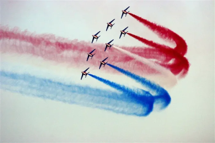 Patrouille de 8 avions militaires, peignant un drapeau français dans le ciel