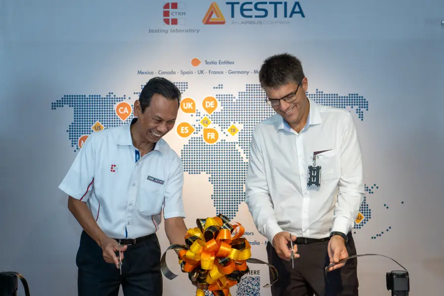 Shamsuddin Mohamed Yusof, CEO of CTRM, and David Rottembourg, Testia CEO cutting the ribbon at the opening ceremony of the NDT Cadet Academy